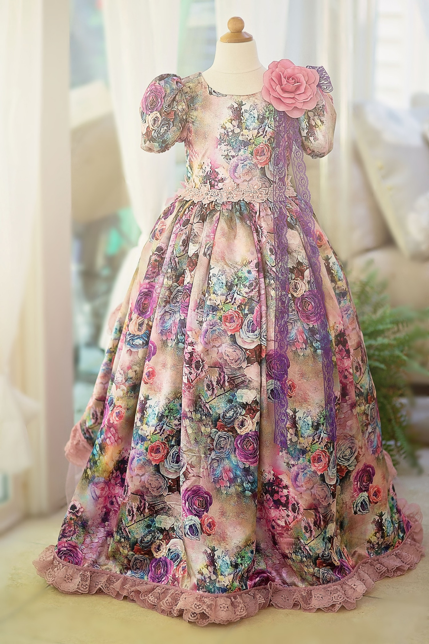 後姿華やかな花のドレス「Back Bustle Floral Couture Girls Dress」 2歳から12歳