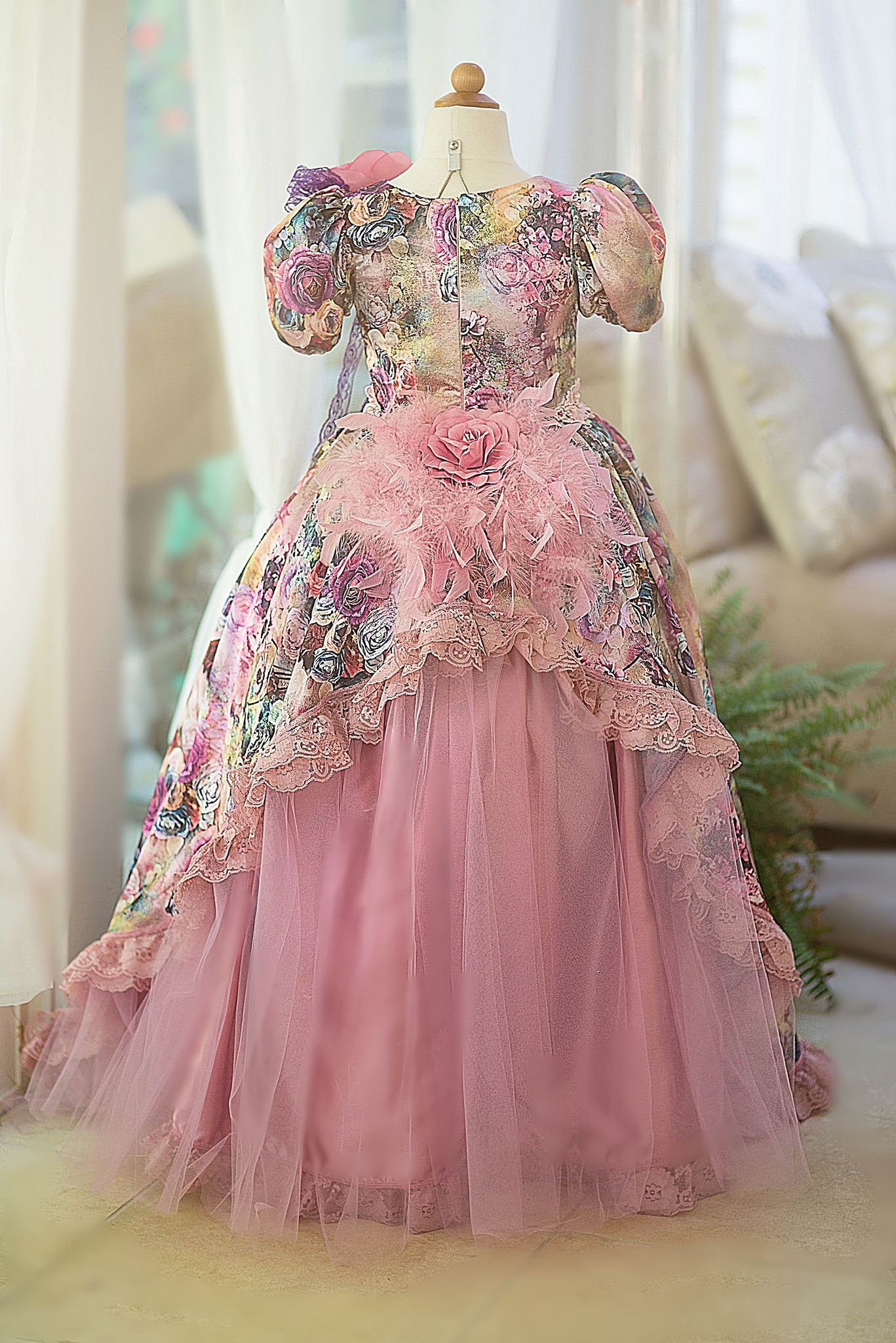 後姿華やかな花のドレス「Back Bustle Floral Couture Girls Dress」 2歳から12歳