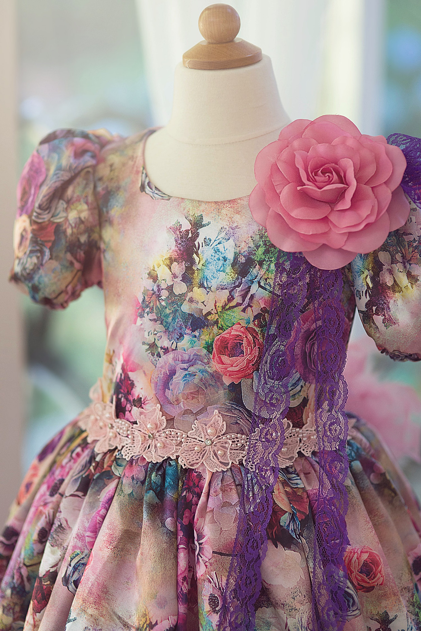 後姿華やかな花のドレス「Back Bustle Floral Couture Girls Dress」 2歳から12歳