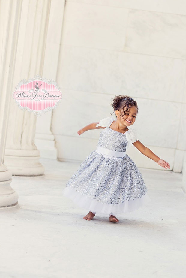 ディヴァイン とてもかわいい銀色のドレス「Devine So Pretty Silver Girls Dress」1歳から6歳