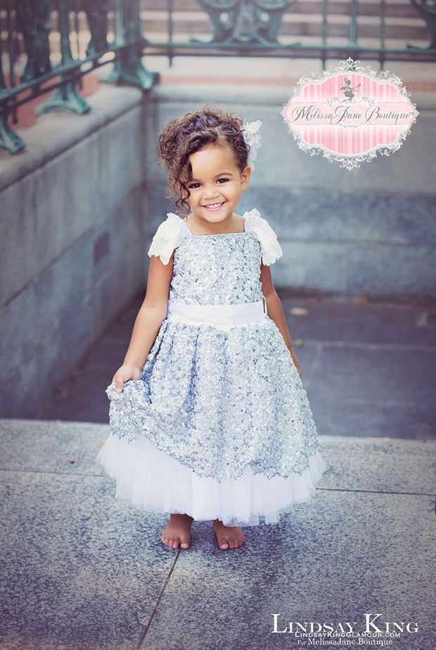 ディヴァイン とてもかわいい銀色のドレス「Devine So Pretty Silver Girls Dress」1歳から6歳