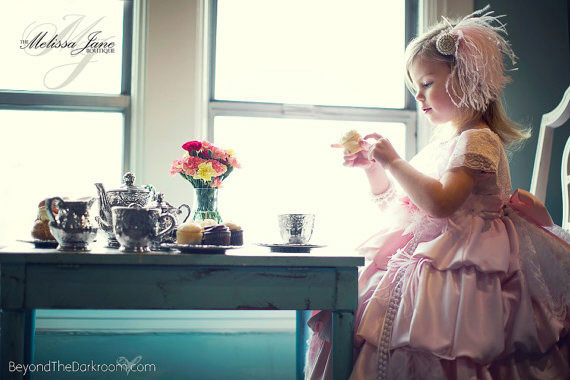 上品なバブルバッスルフラワーガールドレス「Elegant Bubble Bustle Flower Girl Dress」0歳から12歳