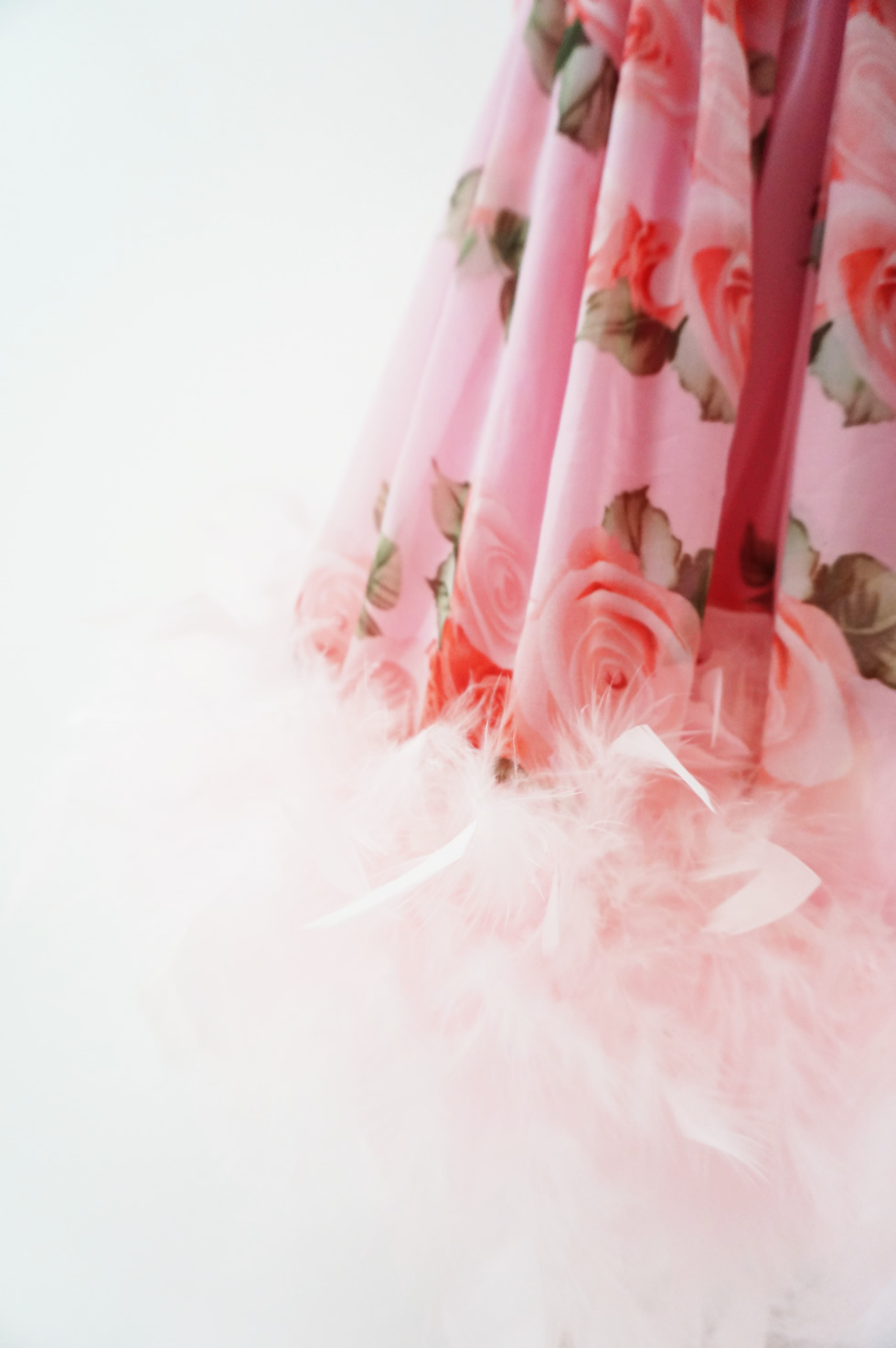 フリルが楽しいフェザードレス「Frilly Fun Girls Feather Dress」1歳から6歳