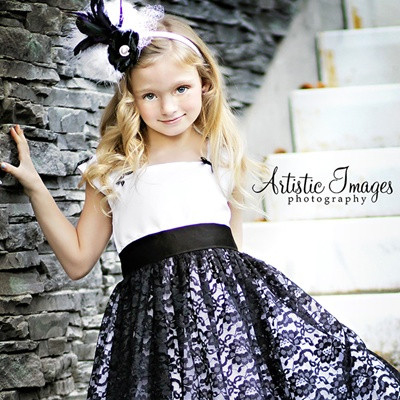 贅沢なベラレースのエプロンドレス「Posh Bella Laced Apron Dress」2歳から12歳