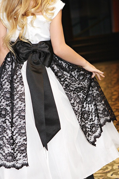 贅沢なベラレースのエプロンドレス「Posh Bella Laced Apron Dress」2歳から12歳