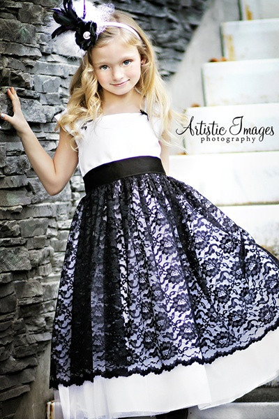 贅沢なベラレースのエプロンドレス「Posh Bella Laced Apron Dress」2歳から12歳