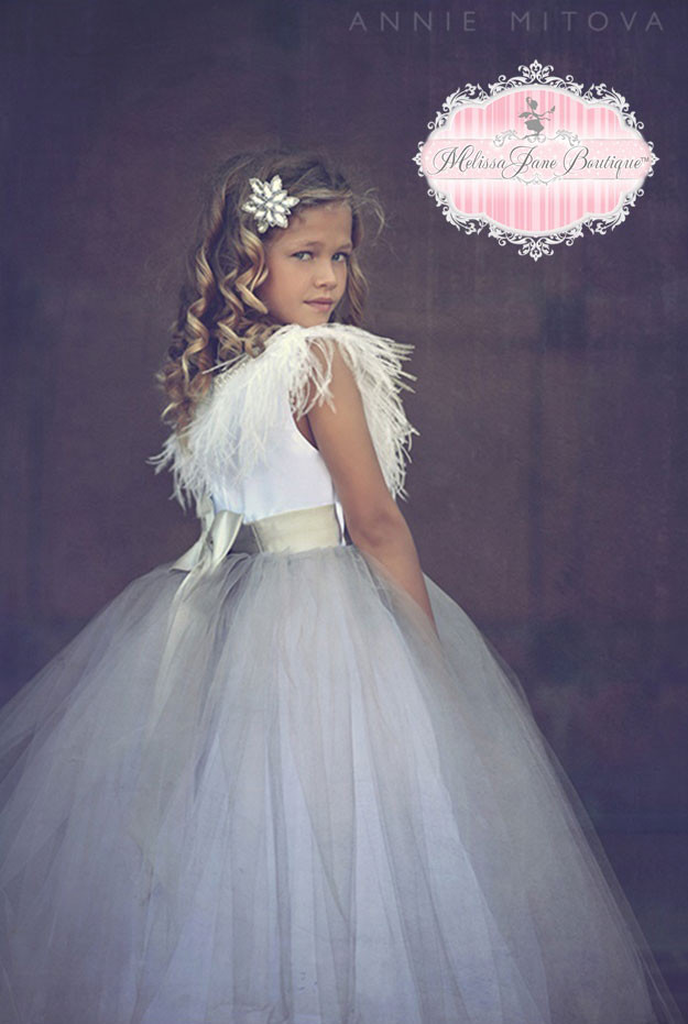 時を越えた美しいフェザードレス 「Timeless Stunning Flower Girl Dress - Ostrich Feathers」 2歳から14歳