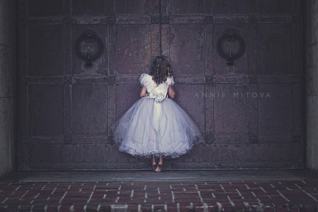 時を越えた美しいフェザードレス 「Timeless Stunning Flower Girl Dress - Ostrich Feathers」 2歳から14歳