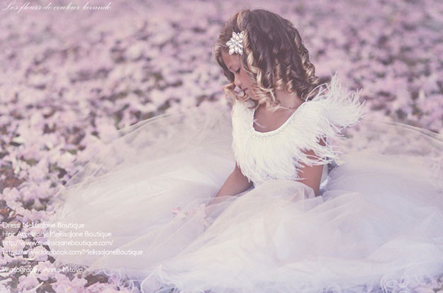 時を越えた美しいフェザードレス 「Timeless Stunning Flower Girl Dress - Ostrich Feathers」 2歳から14歳