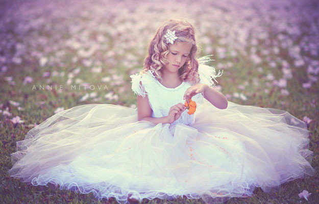 時を越えた美しいフェザードレス 「Timeless Stunning Flower Girl Dress - Ostrich Feathers」 2歳から14歳