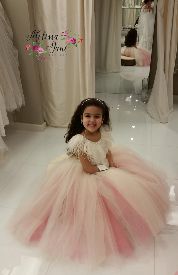 時を越えた美しいフェザードレス 「Timeless Stunning Flower Girl Dress - Ostrich Feathers」 2歳から14歳