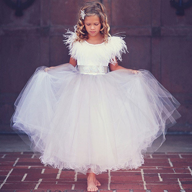 時を越えた美しいフェザードレス 「Timeless Stunning Flower Girl Dress - Ostrich Feathers」 2歳から14歳