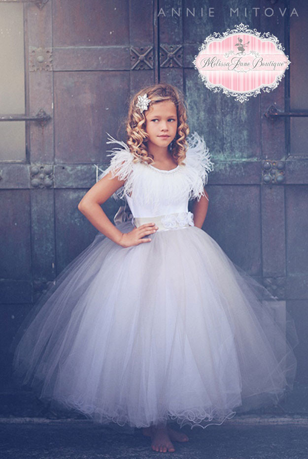 時を越えた美しいフェザードレス 「Timeless Stunning Flower Girl Dress - Ostrich Feathers」 2歳から14歳
