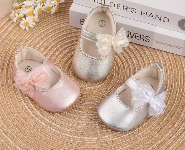 パールカラーのバレエシューズ