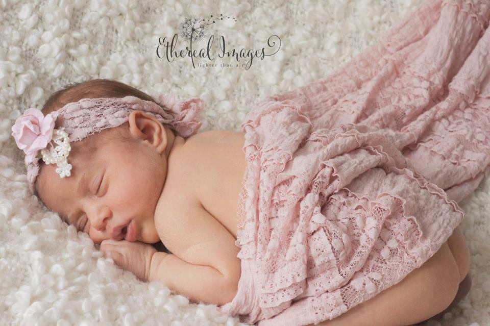 Newbornフォト★ギフトにも!ブラッシュピンクのフリルレースおくるみ・ヘッドバンドのセット
