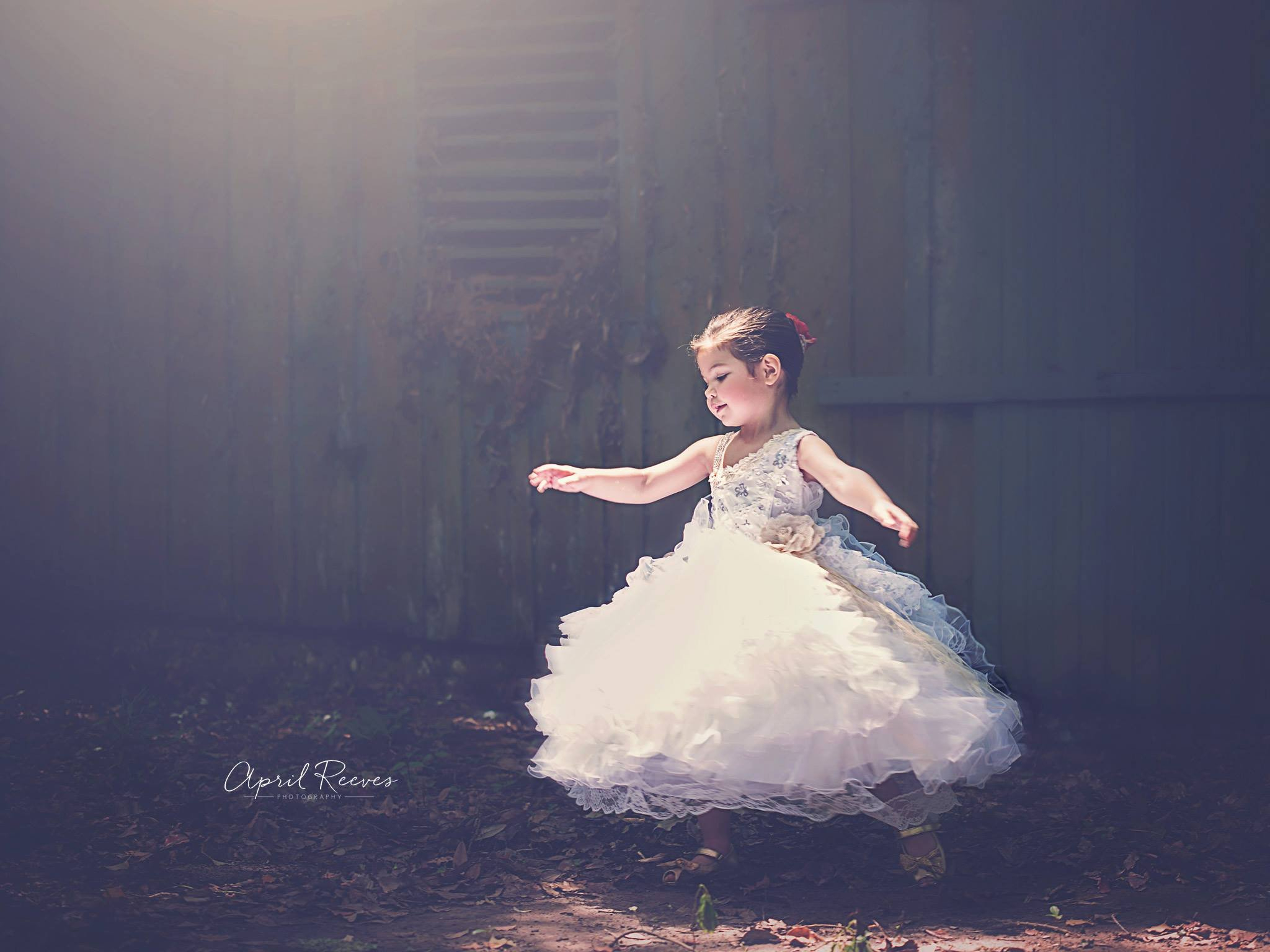 美しく輝くフリルのドレス「Beautiful Glitz Ruffles Flower Girl Dress」1歳から10歳