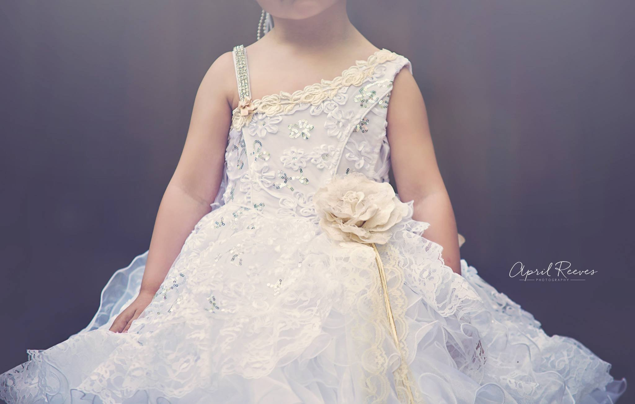 美しく輝くフリルのドレス「Beautiful Glitz Ruffles Flower Girl Dress」1歳から10歳