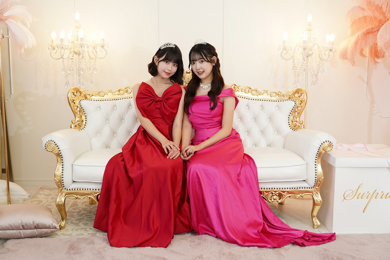 大きなリボンが可愛いレッドサテンドレス