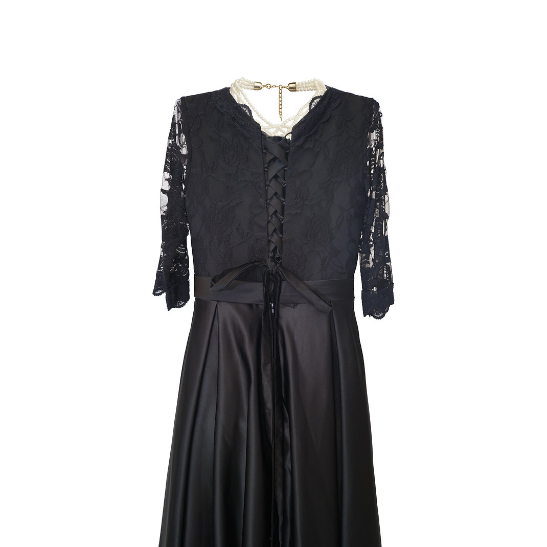 レース袖×フレアスカートの大人可愛いブラックドレス