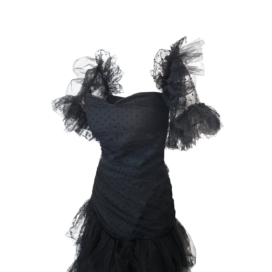 フリルたっぷりブラックロングチュールドレス