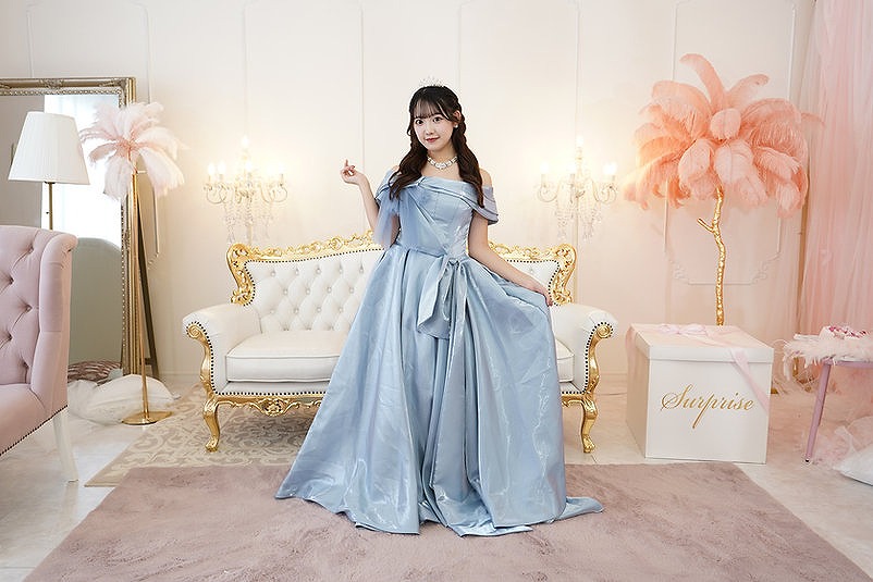 ブルーサテンのアンシンメトリーリボンドレス