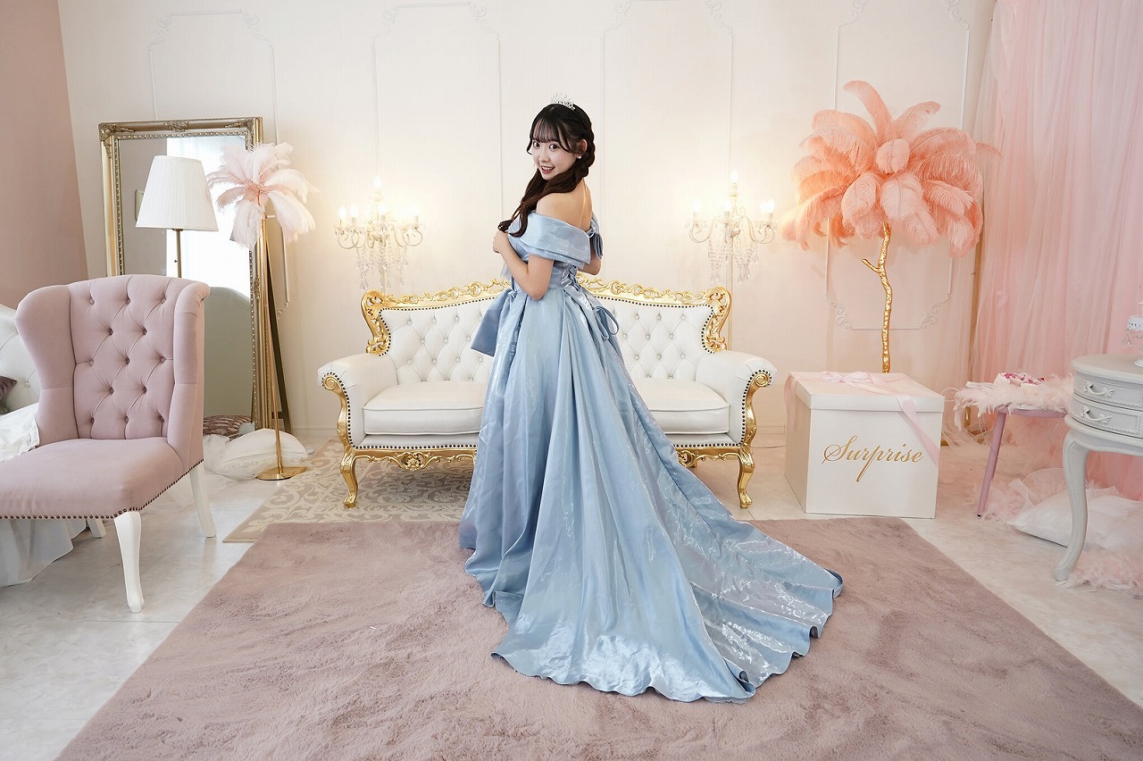 ブルーサテンのアンシンメトリーリボンドレス