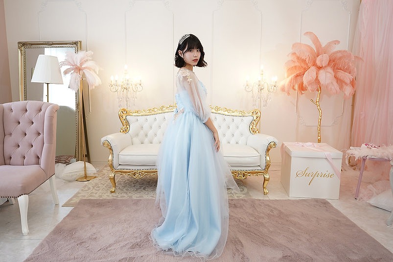 スイートハートネックのライトブルーシアードレス