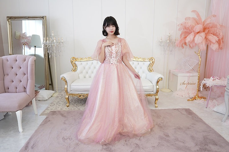 淡いピンクのロングドレス