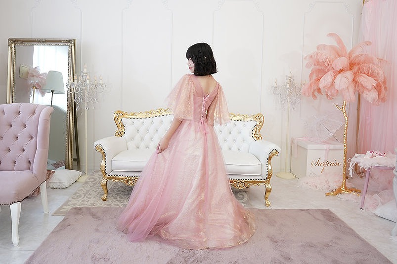 淡いピンクのロングドレス